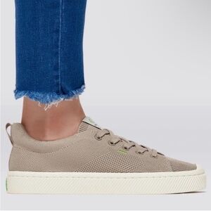 Cariuma IBI Sneaker in Sand. Very light use  Womens Size 7  Mens 5.5